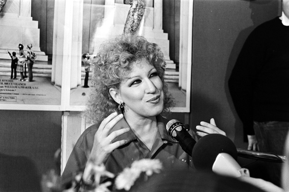 Bette Midler geeft een persconferentie in het city-theater in Amsterdam vanwege , Bestanddeelnr 931-2809