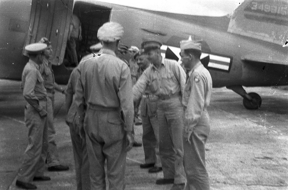 Bezoek Amerikaanse Militaire Missie aan Padang begroeting op vliegveld, Bestanddeelnr 405-2-2