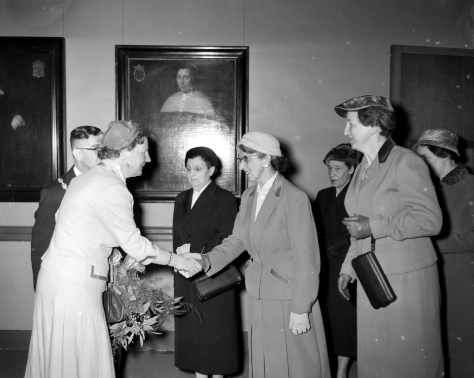 Bezoek aan Hoorn (aanbieden van stola namens de vrouwen van Hoorn), Bestanddeelnr 909-3524