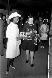 Bezoek aan Rotterdam van president Houphouët-Boigny en diens echtgenote, koningi, Bestanddeelnr 923-5681