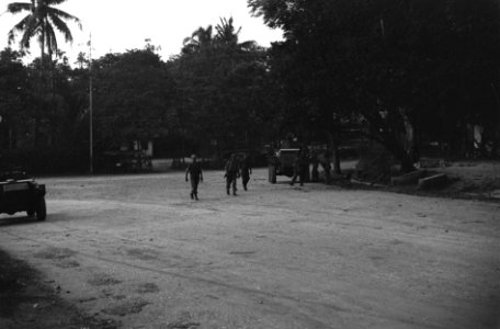 Bezetting van Siantar Nederlandse militairen op straat, Bestanddeelnr 7566