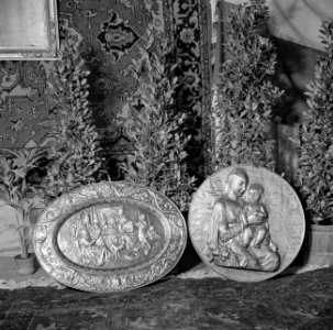 Bewerkte schaal en reliëf van Madonna met kind (vermoedelijk cadeaus bij recepti, Bestanddeelnr 255-8481