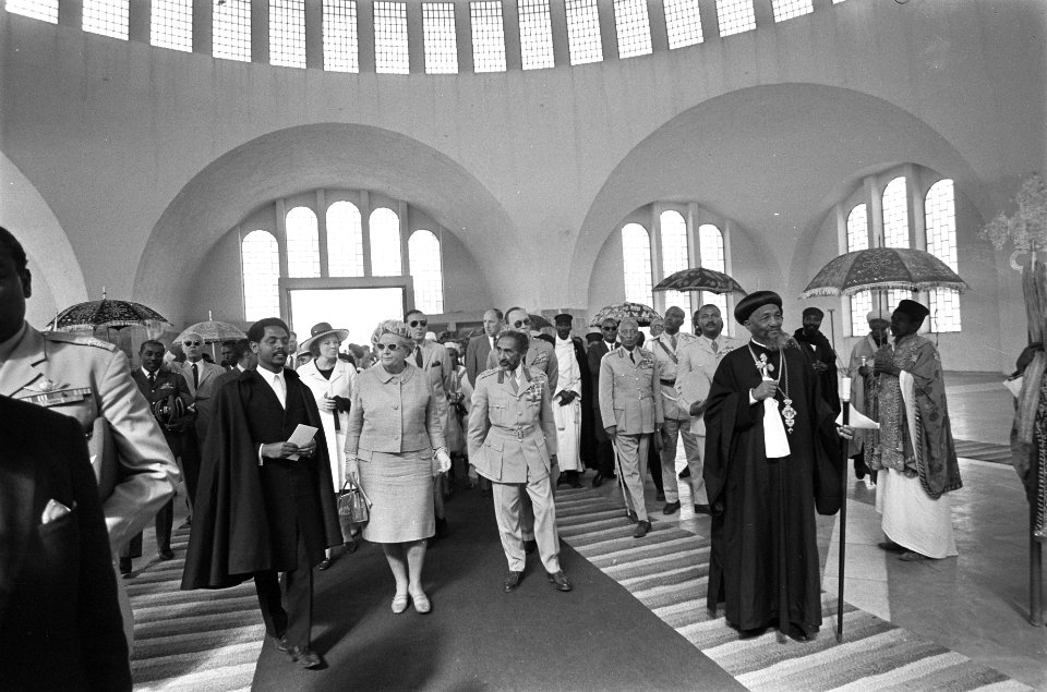 Bezoek aan Axum begroeting door geestelijken, Bestanddeelnr 922-0678