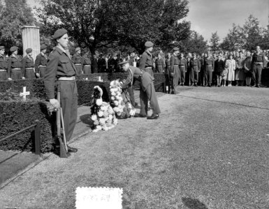 Bevrijdingsherdenking Eindhoven. Kranslegging, Bestanddeelnr 905-3179