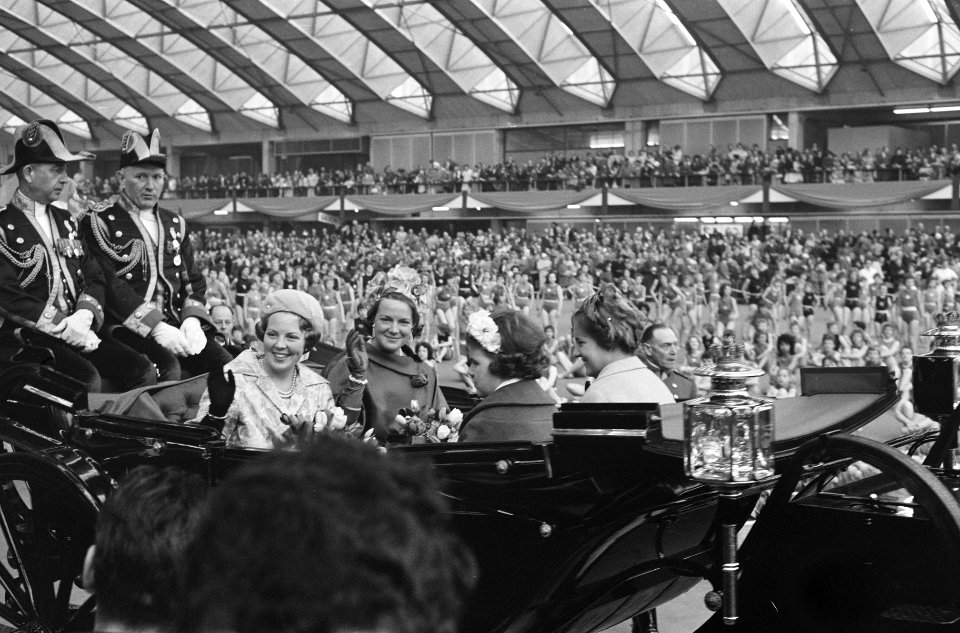 Bezoek aan de RAI in rijtoer 4 prinsessen in Caleche, Bestanddeelnr 913-8313