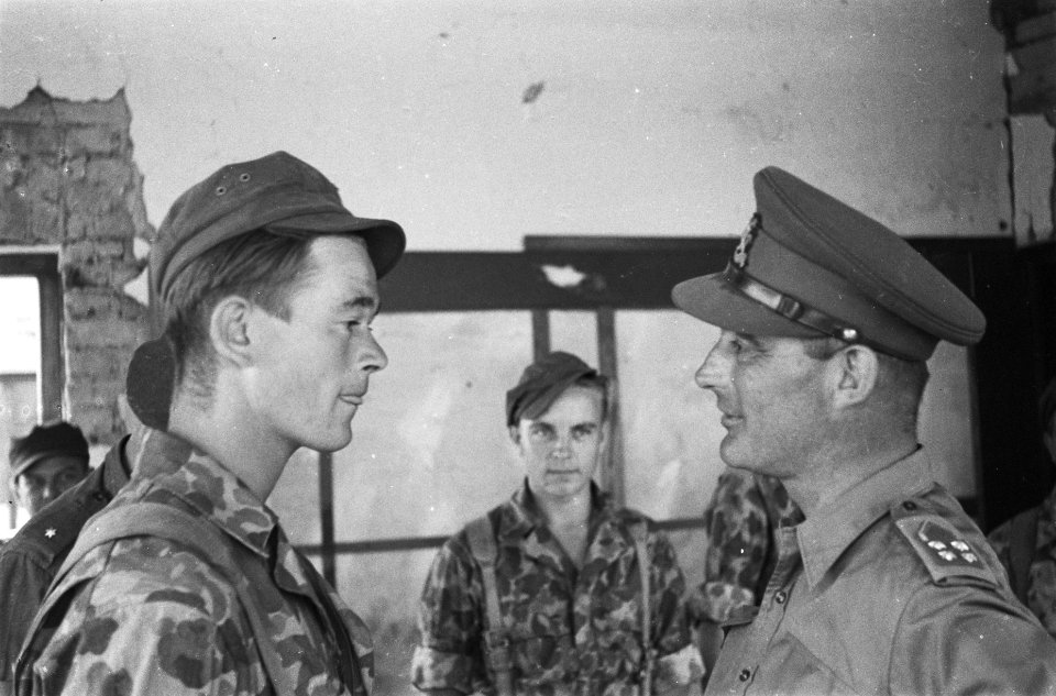 Bezoek aan bataljon Friesland 1-9 R.I. gelegerd te Tjimahi. Generaal Doorman i, Bestanddeelnr 60-5-3