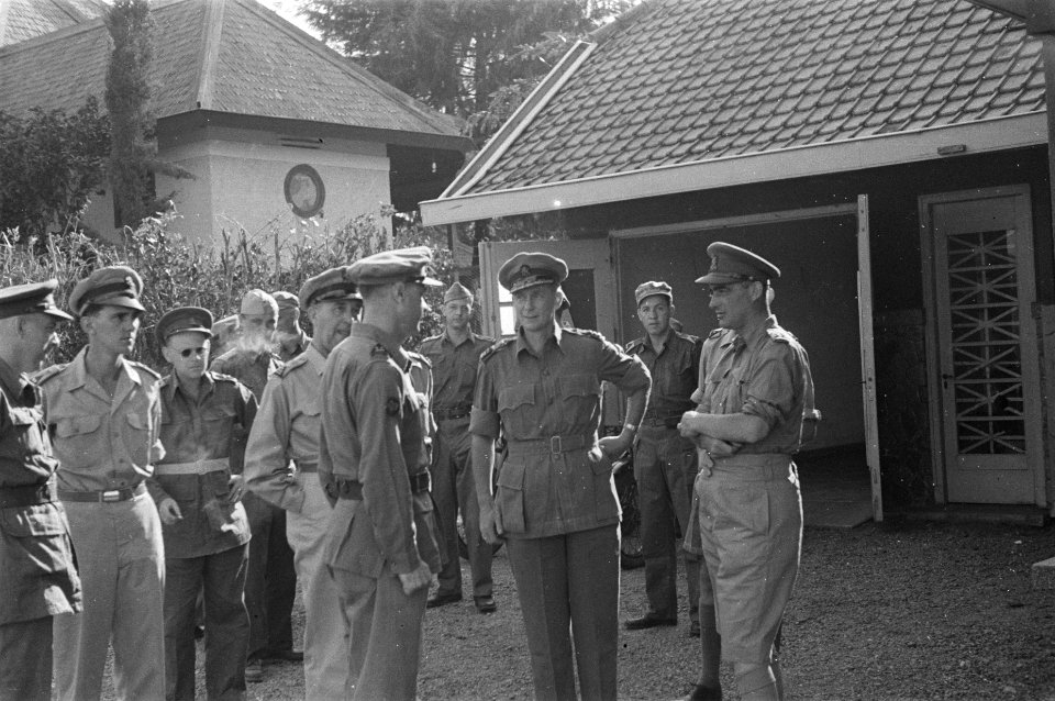 Bezoek aan bataljon Friesland 1-9 R.I. gelegerd te Tjimahi. Generaal Doorman e, Bestanddeelnr 60-6-4
