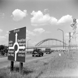 Bewegwijzeringsbord en auto's op de snelweg van Vianen naar Utrecht, Bestanddeelnr 252-0133