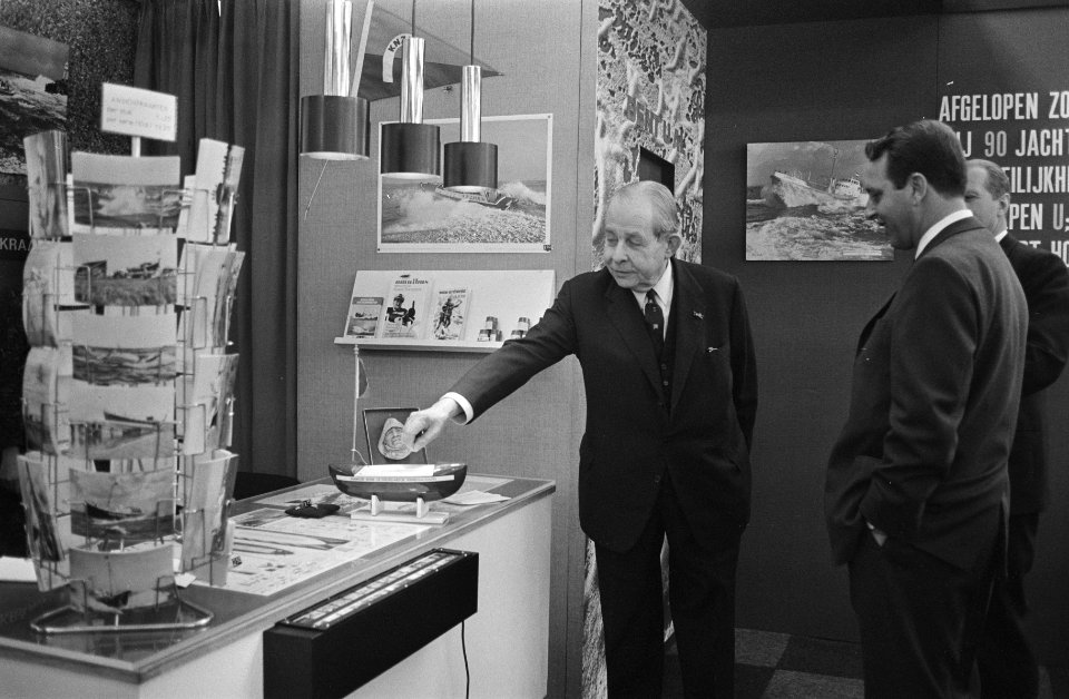 Bezoek aan een stand door jhr. H. van Lennep, voorzitter van de Koninklijke Noo…, Bestanddeelnr 924-3280