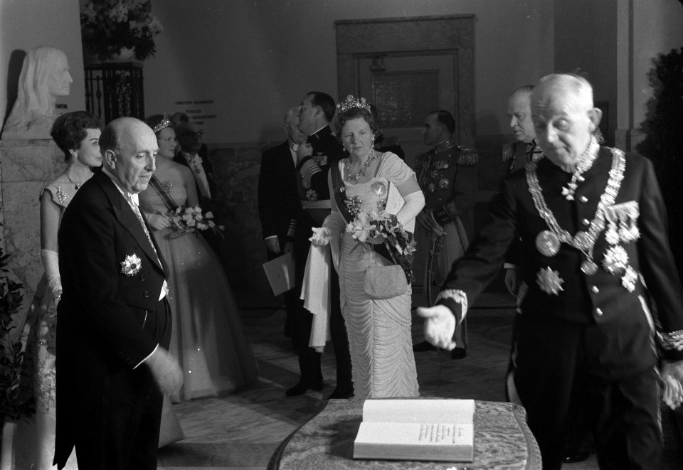 Bezoek aan het Koninklijk Schouwburg in Den Haag , de gasten in de loge v.l.n.r., Bestanddeelnr 911-0744