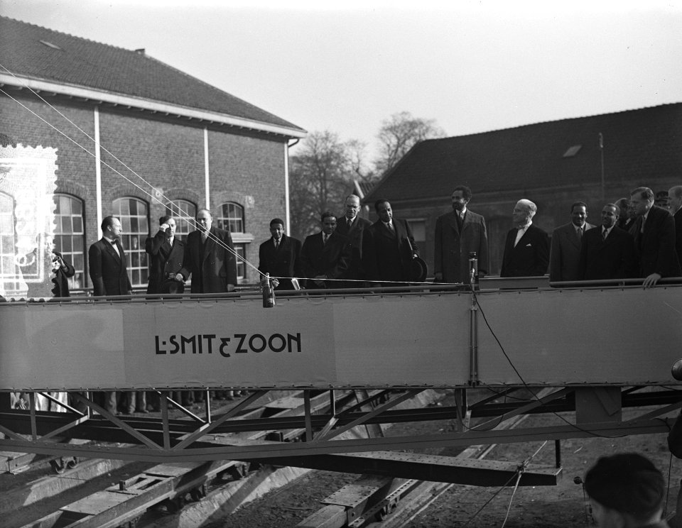 Bezoek Keizer Selassie, tweede dag, tewaterlating Kinderdijk sleepboot Shegnew, Bestanddeelnr 906-8249
