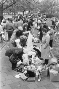 Bevrijdingsdag, vrijmarkt in Amsterdam (Victorieplein), Bestanddeelnr 933-9697