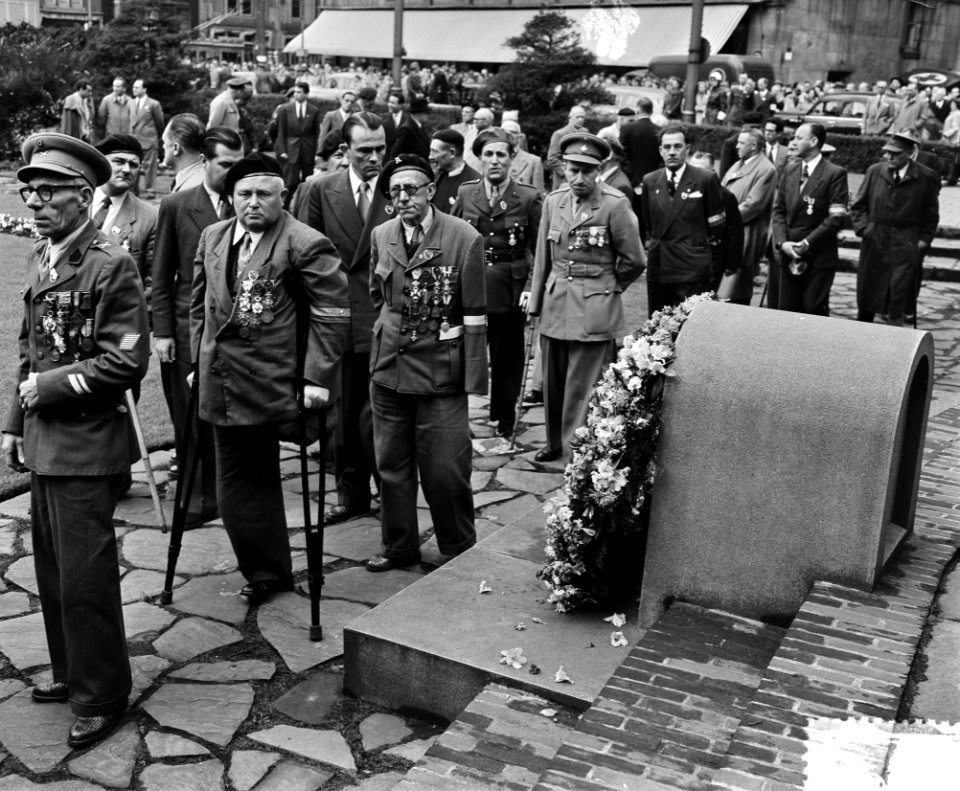Bezoek Belgische oud-strijder aan het Nationaal monument, Bestanddeelnr 905-0803