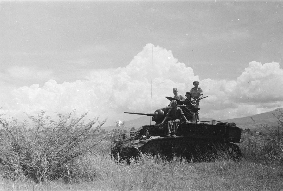 Bezoek aan een Eskadron Vechtwagens KNIL. Een Stuart tank, Bestanddeelnr 194A-3-5