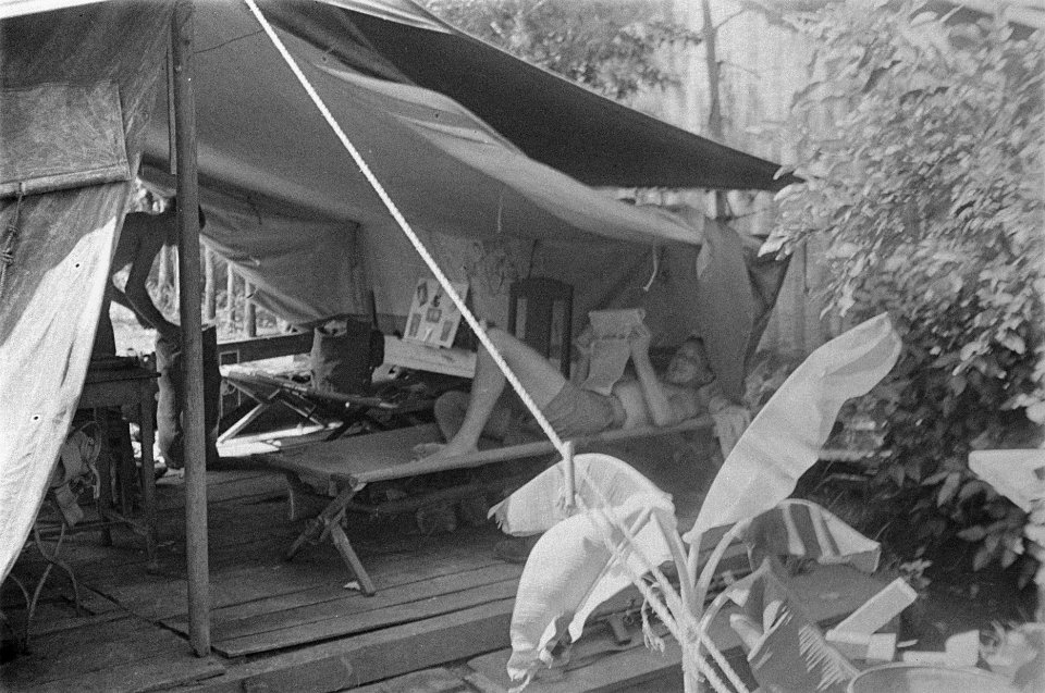 Bezoek aan II-6 RI Tent met Nederlandse militairen, Bestanddeelnr 127-4-5