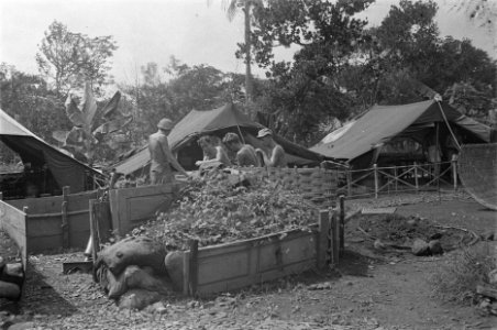 Bezoek aan II-6 R.I. Nederlands militair kampenement in de sector Semarang, Bestanddeelnr 127-5-4