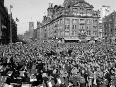 Bevrijdingsdag (10 jaar) feest Dam overzicht, Bestanddeelnr 907-1172