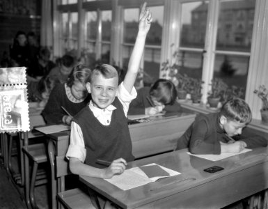 Bezoek bij Zwolse vierling Kiffers, Han zit in de vierde klas en steekt zijn vin, Bestanddeelnr 906-1816