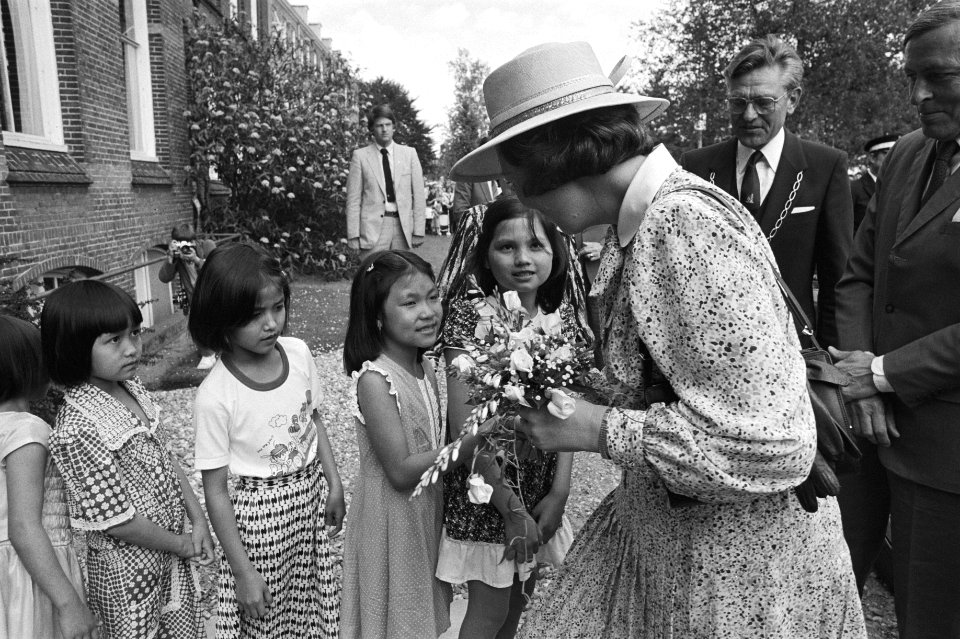 Bezoek Beatrix en Claus Noord-West-Overijssel, bezoek aan opvangcentrum voor vluchtelingen in klooster Voorzienigheid, Bestanddeelnr 931-4926