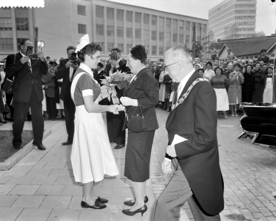 Bezoek aan het Dijkzigt-ziekenhuis een verpleegster biedt de koningin bloemen a, Bestanddeelnr 910-7614