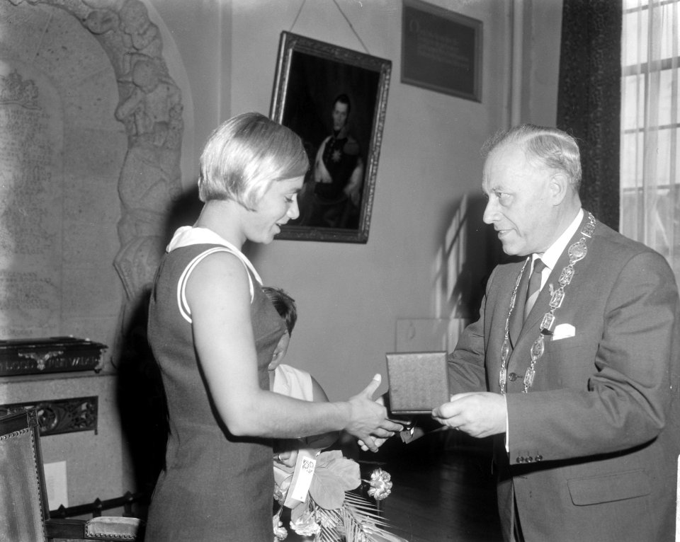 Betty Heukels ontvangt in het stadhuis van Den Bosch de penning van de stad Den , Bestanddeelnr 919-5075