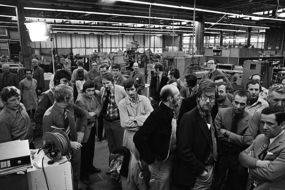 Bezetting Tealtronic werknemers tijdens bijeenkomst in de fabriekshal, Bestanddeelnr 928-9731