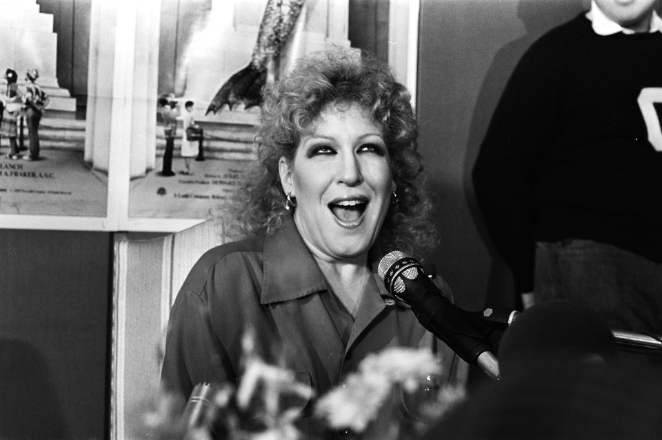 Bette Midler geeft een persconferentie in het city-theater in Amsterdam vanwege , Bestanddeelnr 931-2810
