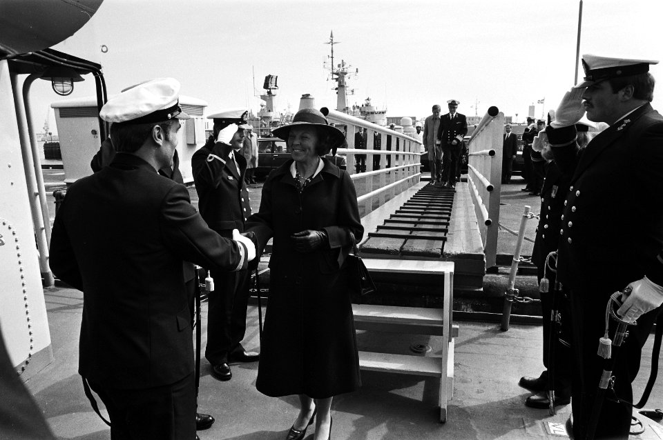 Bezoek aan Koninklijke Marine in Den Helder door Beatrix en Claus, Beatrix en Claus op de Hr. Ms. fregat Jaguar, Bestanddeelnr 931-4737