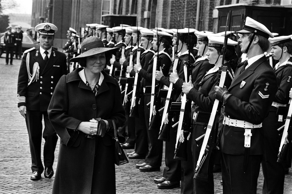Bezoek aan Koninklijke Marine in Den Helder door Beatrix en Claus, inspectie van de Erewacht door Koningin Beatrix, Bestanddeelnr 931-4733