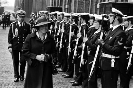 Bezoek aan Koninklijke Marine in Den Helder door Beatrix en Claus, inspectie van de Erewacht door Koningin Beatrix, Bestanddeelnr 931-4733
