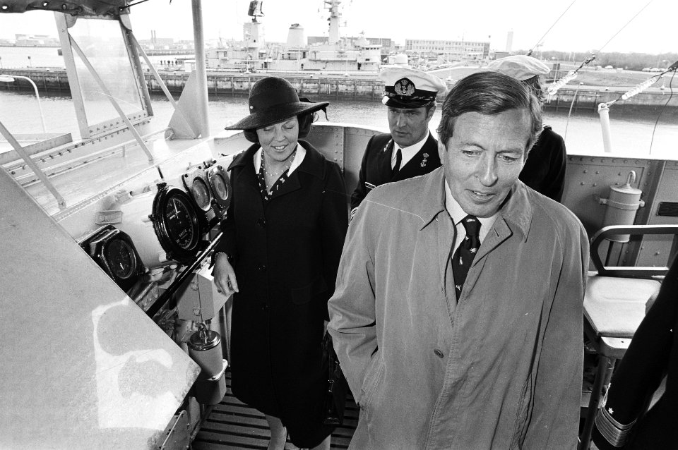 Bezoek aan Koninklijke Marine in Den Helder door Beatrix en Claus, Beatrix en Claus op de Hr. Ms. fregat Jaguar, Bestanddeelnr 931-4736