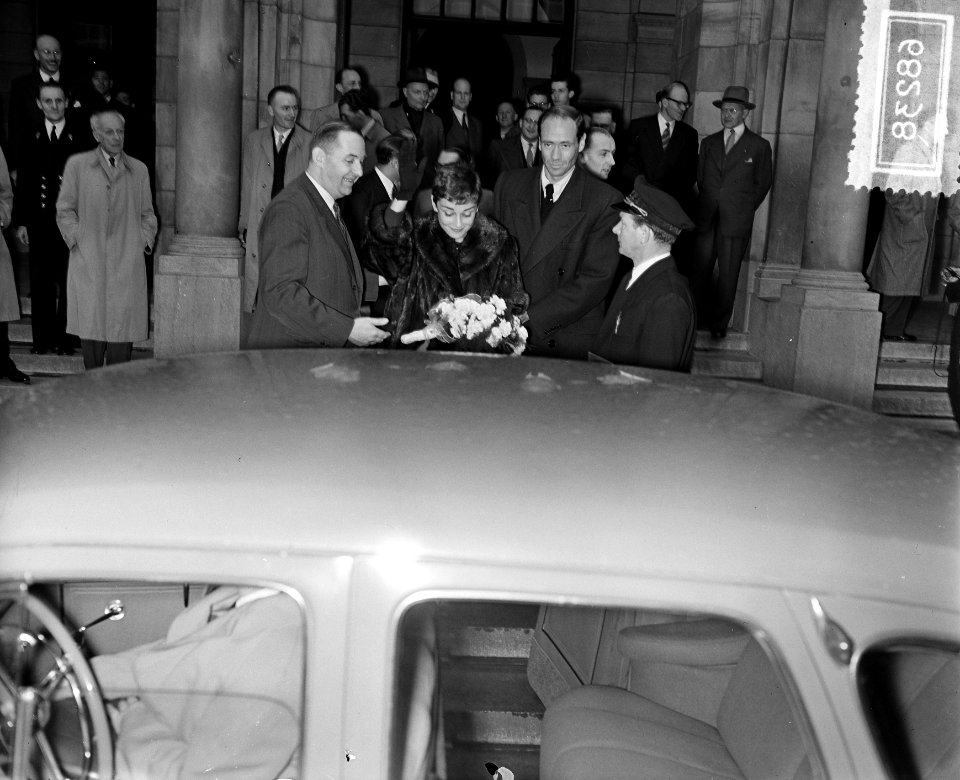 Bezoek Audrey Hepburn, met echtgenoot Mel Ferrer, aan Rotterdam, Bestanddeelnr 906-8238