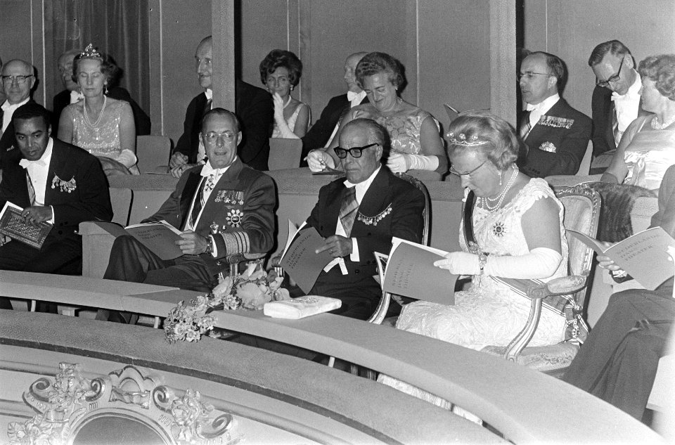 Bezoek aan Koninklijke Schouwburg te Den Haag , in de loge v.l.n.r. prins Bernha, Bestanddeelnr 919-3322