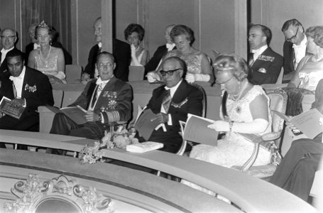 Bezoek aan Koninklijke Schouwburg te Den Haag , in de loge v.l.n.r. prins Bernha, Bestanddeelnr 919-3322
