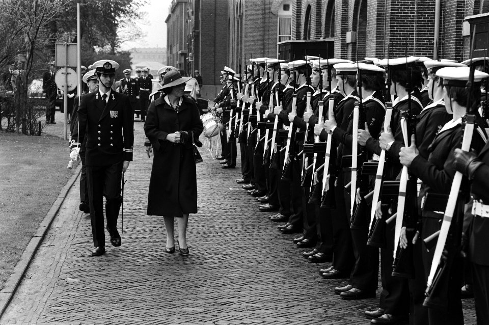 Bezoek aan Koninklijke Marine in Den Helder door Beatrix en Claus, inspectie van de Erewacht door Koningin Beatrix, Bestanddeelnr 931-4734