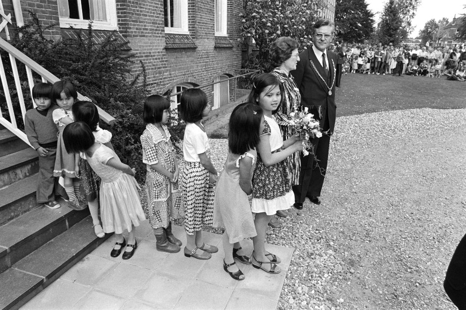 Bezoek Beatrix en Claus opvangcentrum voor vluchtelingen in Steenwijkerwold, bloemen aangeboden door vietnamese kinderen, Bestanddeelnr 931-4936