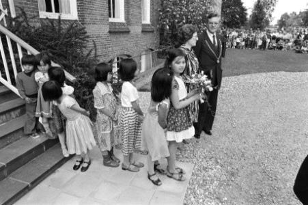 Bezoek Beatrix en Claus opvangcentrum voor vluchtelingen in Steenwijkerwold, bloemen aangeboden door vietnamese kinderen, Bestanddeelnr 931-4936