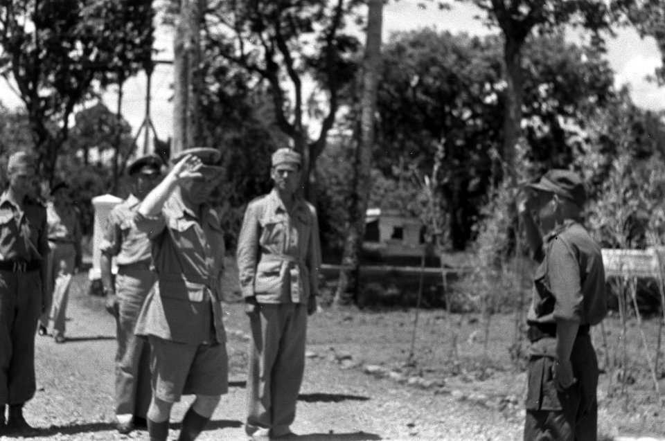 Bezoek aan Padang. Generaal Kruls groet een officier die hem opwacht., Bestanddeelnr 4865