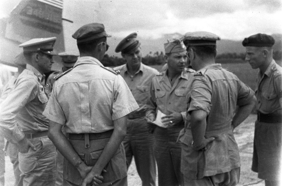 Bezoek Amerikaanse Militaire Missie aan Padang begroeting op vliegveld, Bestanddeelnr 405-2-4