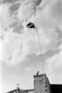 Bezoek aan bataljon Friesland 1-9 R.I. gelegerd te Tjimahi. De Friese vlag wap, Bestanddeelnr 60-5-1