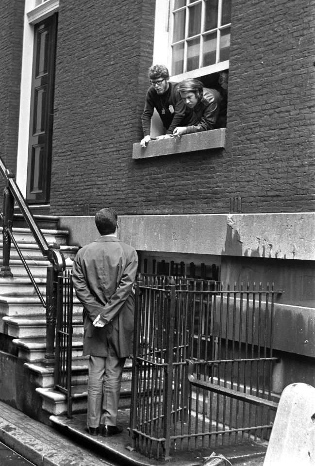 Bezetting Maagdenhuis, Amsterdam Via een raam komt ASVA voorzitter J. Middendorp, Bestanddeelnr 922-4334