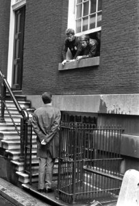 Bezetting Maagdenhuis, Amsterdam Via een raam komt ASVA voorzitter J. Middendorp, Bestanddeelnr 922-4334