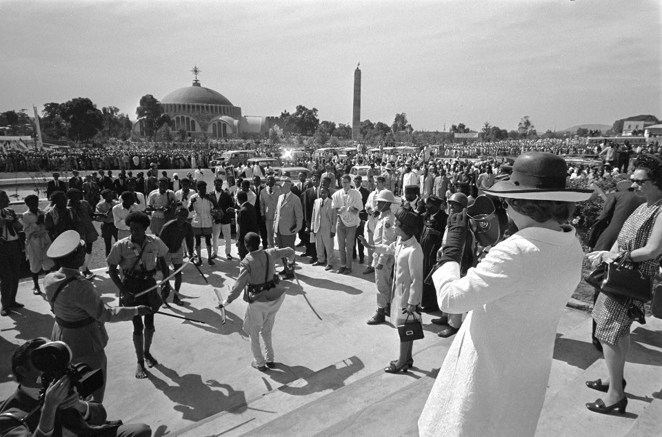 Bezoek aan Axum Beatrix filmt zwaarddansers, Bestanddeelnr 922-0681