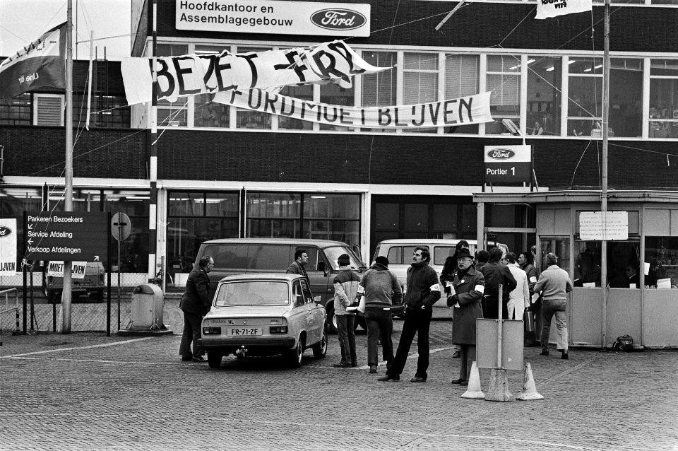 Bezetting van poort van Ford Amsterdam door werknemers uit protest tegen eventuele sluiting, het bezette bedrijf van Ford in Amsterdam, Bestanddeelnr 931-4526