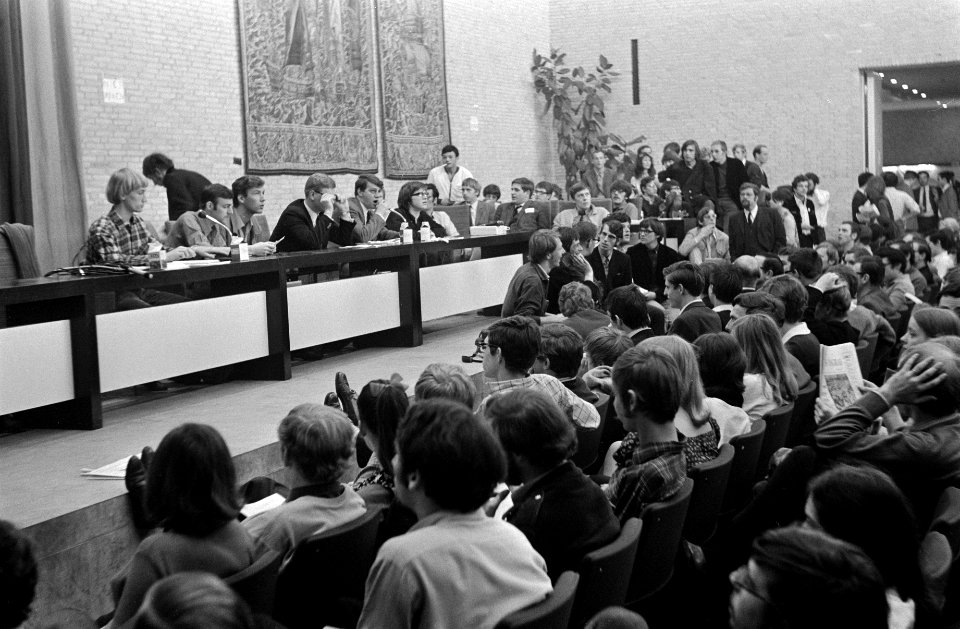 Bezetting Hogeschool Tilburg vergadering in de aula prof. Scheffer, Bestanddeelnr 922-3759