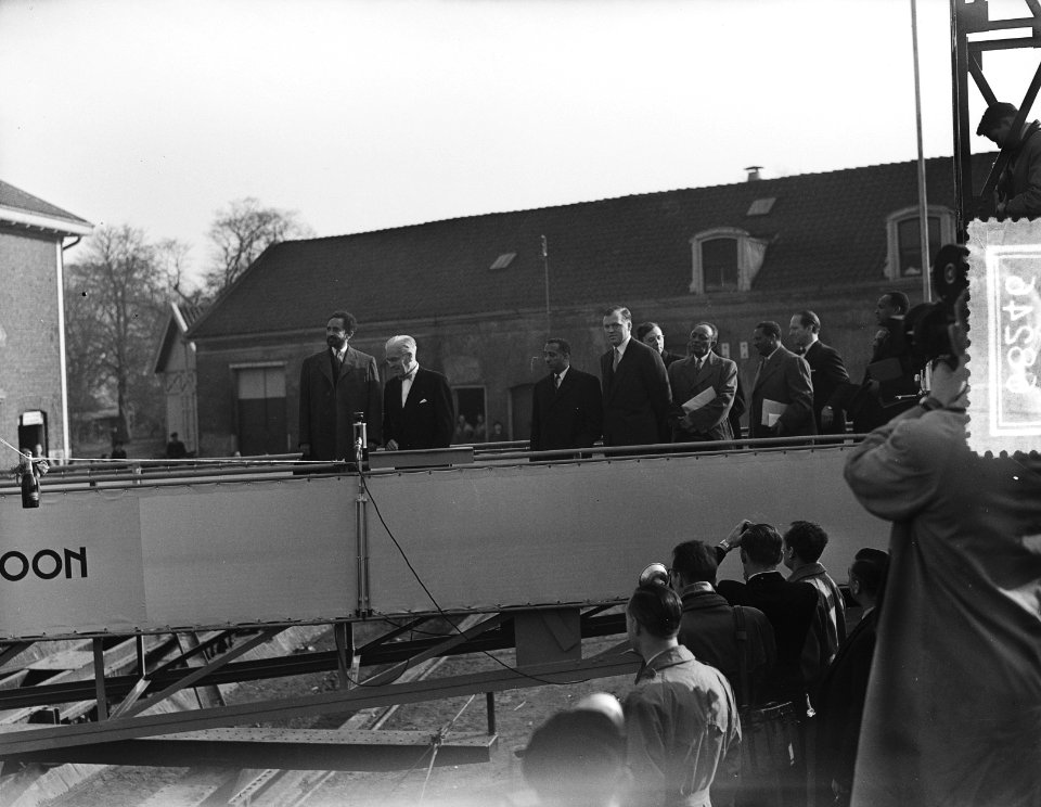 Bezoek Keizer Selassie, tweede dag, tewaterlating Kinderdijk sleepboot Shegnew, Bestanddeelnr 906-8246