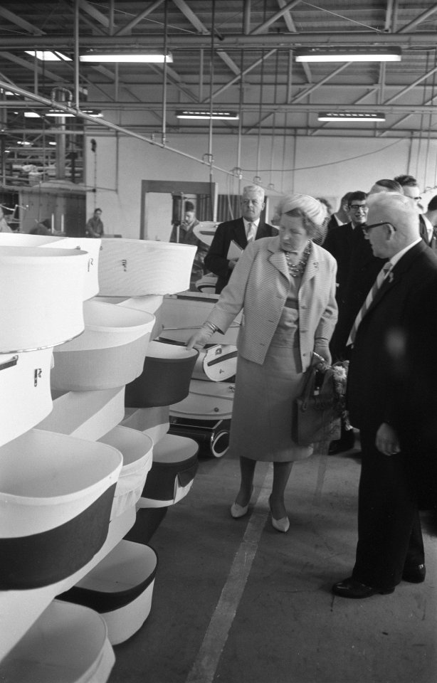 Bezoek aan Friesland van H M Bezoek aan Riemersma Kinderwagenfabriek in Surhui, Bestanddeelnr 912-3841