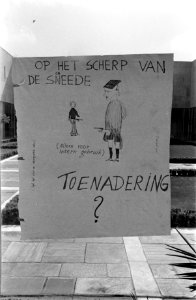 Bezetting Hogeschool Tilburg vergadering in de aula muurkrant, Bestanddeelnr 922-3754