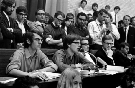 Bezetting Hogeschool in Tilburg vlnr Dick de Graaf , Paul Jansma , Tiny Akkerman, Bestanddeelnr 922-3815
