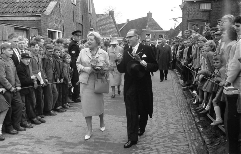 Bezoek aan Friesland van H M Bezoek aan Groene Kruisgebouw te Burum, Bestanddeelnr 912-3850
